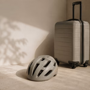 Fahrradhelm neben einem kleinen Handgepäckkoffer Helm im Handgepäck? Handgepäck-Regeln für Handgepäck-Regelnde