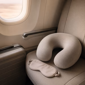 Nackenkissen auf einem Flugzeugsitz neben Handgepäck Ist ein Nackenkissen im Flugzeug sinnvoll? Handgepäck-Regeln für Handgepäck-Regelnde