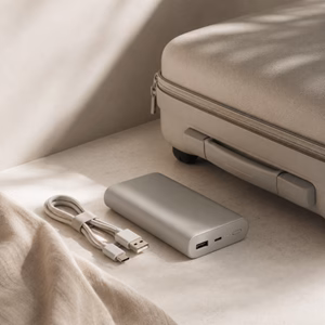 Powerbank neben einem kleinen Handgepäckkoffer Ist eine Powerbank im Handgepäck erlaubt? Handgepäck-Regeln für Handgepäck-Regelnde.
