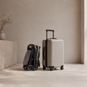 Zusammengeklappter Reisebuggy neben Handgepäckkoffer Kann der GB Buggy als Handgepäck verwendet werden? Handgepäck-Regeln für Handgepäck-Regelnde