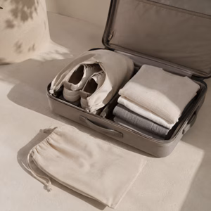 Handgepäckkoffer mit Schuhbeutel und Reiseschuhen Lohnen sich Schuhbeutel? Handgepäck-Regeln für Handgepäck-Regelnde