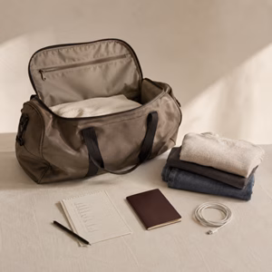 Geöffnete Reisetasche mit Packliste und Reiseutensilien Wann braucht man eine Packliste? Handgepäck-Regeln für Handgepäck-Regelnde
