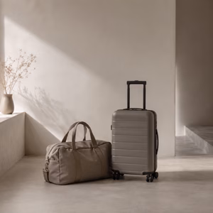 Reisetasche neben Handgepäckkoffer Handgepäck-Regeln für Handgepäck-Regelnde