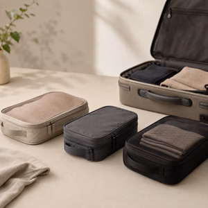 Drei unterschiedliche Packwürfel-Sets neben einem Handgepäckkoffer Welche Packwürfel sind die Besten? Handgepäck-Regeln für Handgepäck-Regelnde