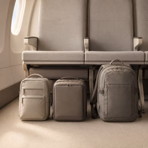 Drei unterschiedlich große Rucksäcke als kleines Handgepäck unter einem Flugzeugsitz Welcher Rucksack als kleines Handgepäck? Handgepäck-Regeln für Handgepäck-Regelnde