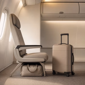 Kleine Reisetasche unter Flugzeugsitz neben Handgepäckkoffer Condor Handgepäck Regeln Handgepäck-Regeln für Handgepäck-Regelnde