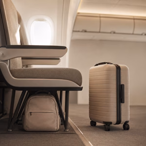 Kleiner Rucksack unter Flugzeugsitz neben Handgepäckkoffer Ryanair Handgepäck Regeln Handgepäck-Regeln für Handgepäck-Regelnde
