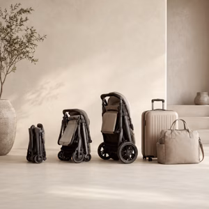Drei kompakt gefaltete Reisebuggys neben Handgepäck und Wickeltasche Welcher Reisebuggy ist der kleinste für Handgepäck? Handgepäck-Regeln für Handgepäck-Regelnde