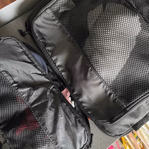 Geordnete Kompressionsbeutel fungieren als Kleiderschrank Kompressionsbeutel im Handgepäck Handgepäck-Regeln für Handgepäck-Regelnde