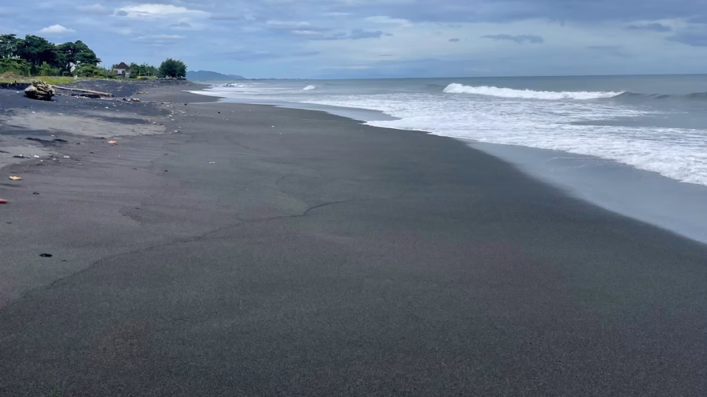Surferstrand Keramas Beach mit schwarzem Sand 1 Monat auf Bali Handgepäck-Regelnde für Handgepäck-Regelnde