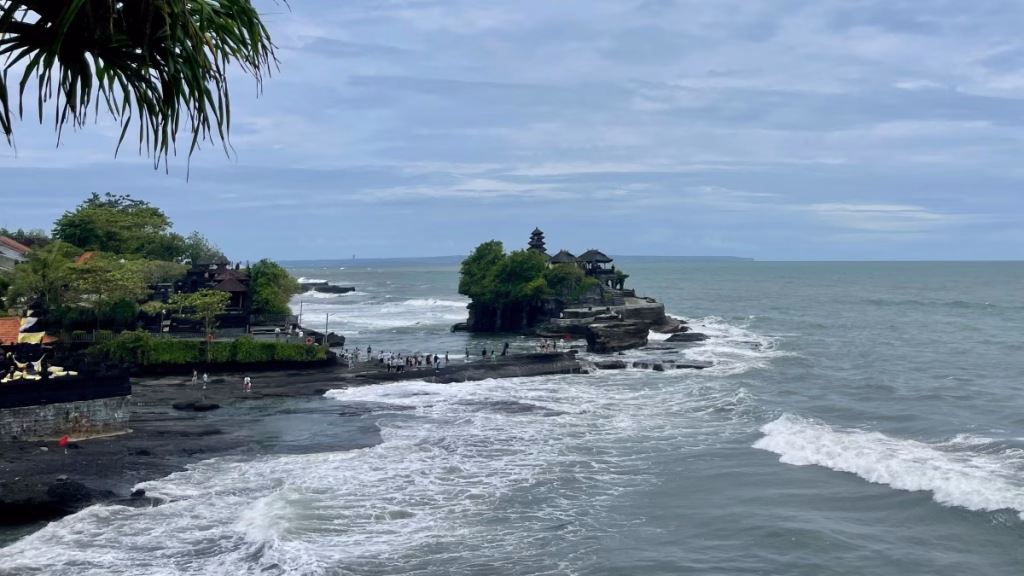 Tempel im Wasser Tanah Lot 1 Monat auf Bali Handgepäck-Regelnde für Handgepäck-Regelnde