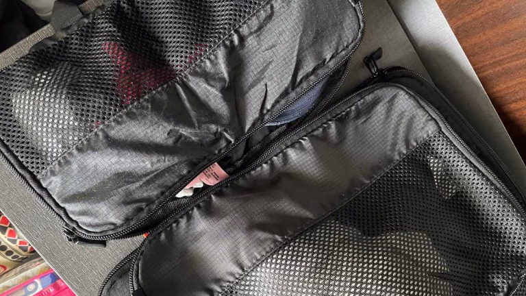 Geordnete Kompressionsbeutel fungieren als Kleiderschrank Kompressionsbeutel im Handgepäck Handgepäck-Regeln für Handgepäck-Regelnde